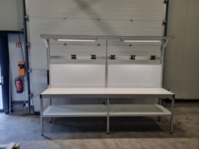 Maatwerk werkplekken en werktafels van aluminium profielen