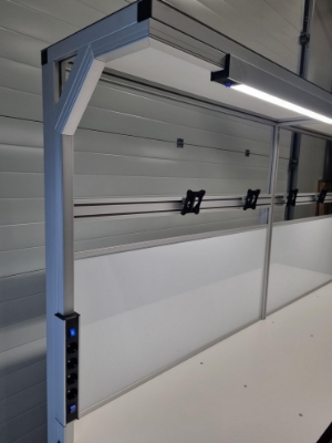 Maatwerk werkplekken en werktafels van aluminium profielen